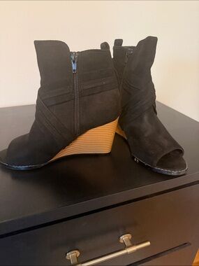 Crown Vintage Black Open-Toe Wedge Ankle Booties